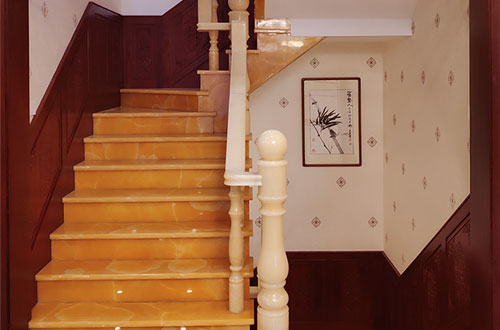 三道镇中式别墅室内汉白玉石楼梯的定制安装装饰效果